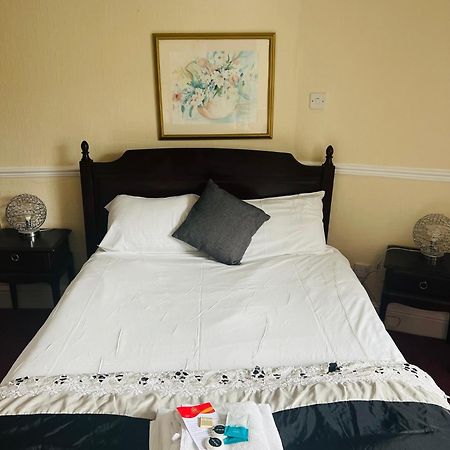Crown Hotel Brackley Bagian luar foto