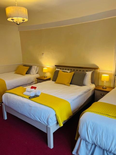 Crown Hotel Brackley Bagian luar foto