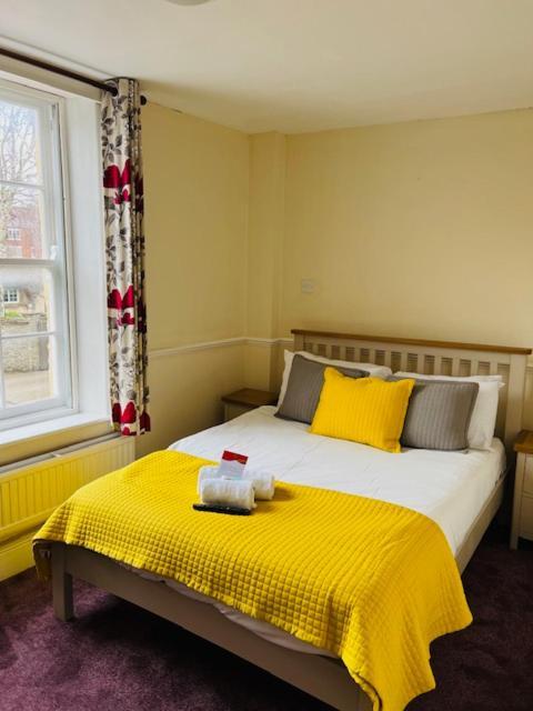 Crown Hotel Brackley Bagian luar foto