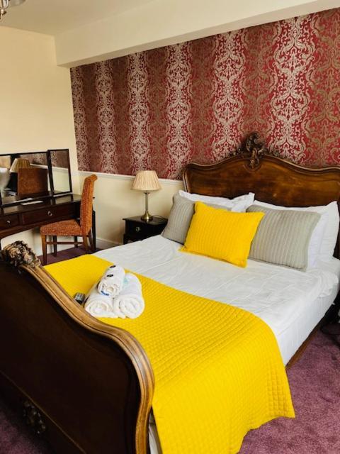 Crown Hotel Brackley Bagian luar foto