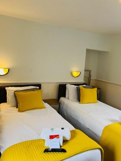 Crown Hotel Brackley Bagian luar foto