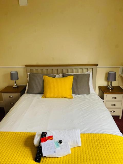 Crown Hotel Brackley Bagian luar foto