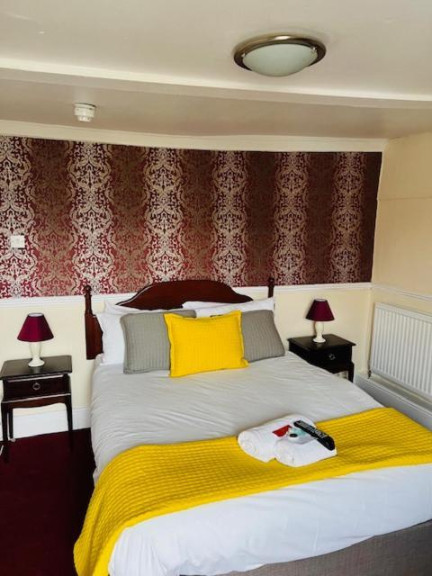 Crown Hotel Brackley Bagian luar foto