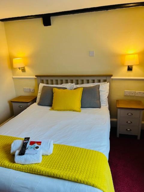 Crown Hotel Brackley Bagian luar foto