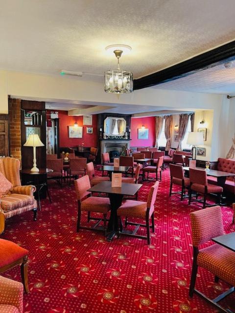 Crown Hotel Brackley Bagian luar foto