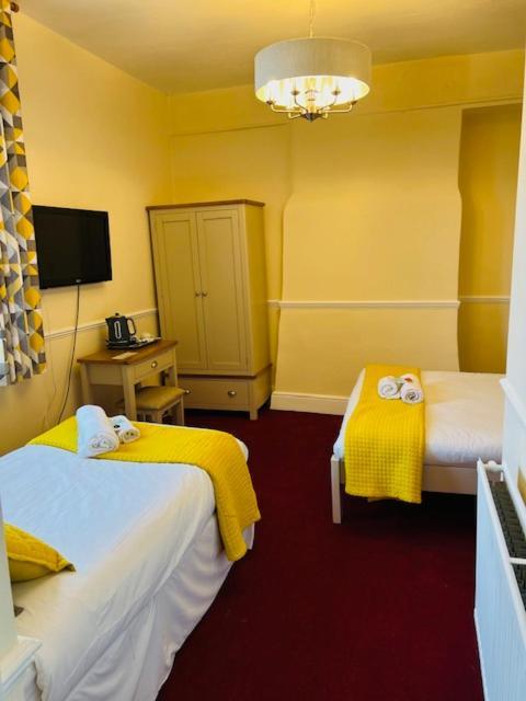 Crown Hotel Brackley Bagian luar foto